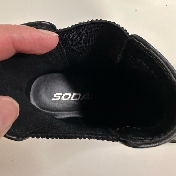 NWB, Soda “Pilot” lug sole chelsea ankle boot, size 6 - Picture 6 of 6